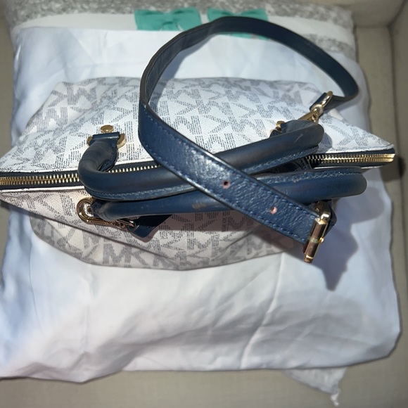 Michael Kors MK Cindy LG Dome Crossbody | Color: Navy Blue & White - Picture 6 of 9